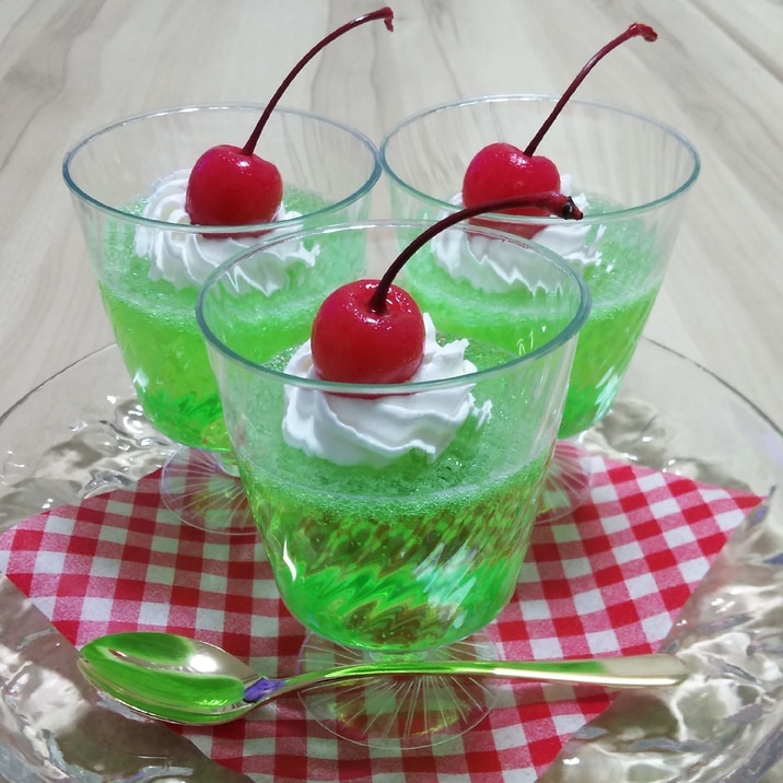 子供うけバッチリ!クリームソーダのゼリー